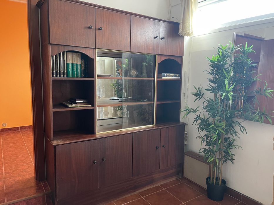 Conjunto Cristaleira + Livros + Móvel televisão + 2 colunas mármore