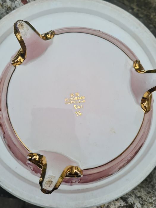 Peça antiga decorativa  porcelana Alcobaça