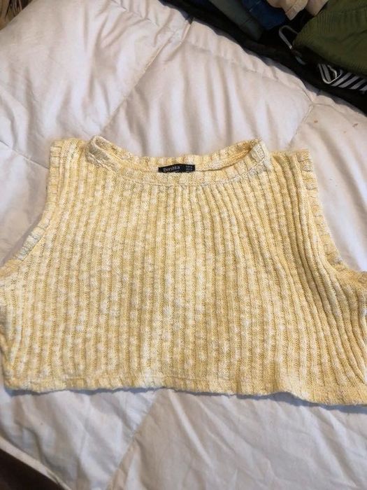 top amarelo curto bershka