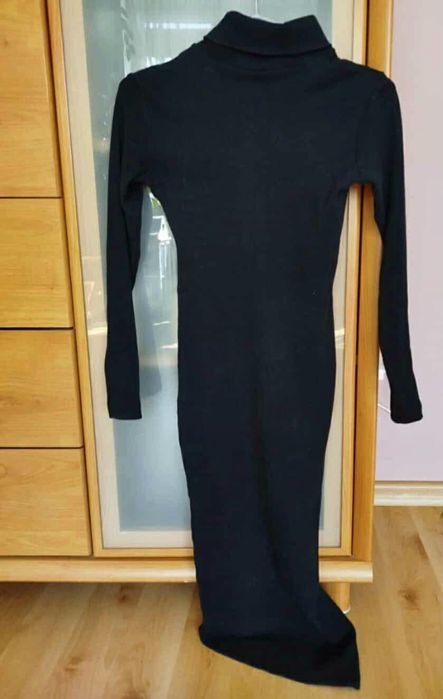 Sukienka czarna z golfem r realnie ML czarna midi klasyk zimowa urocza