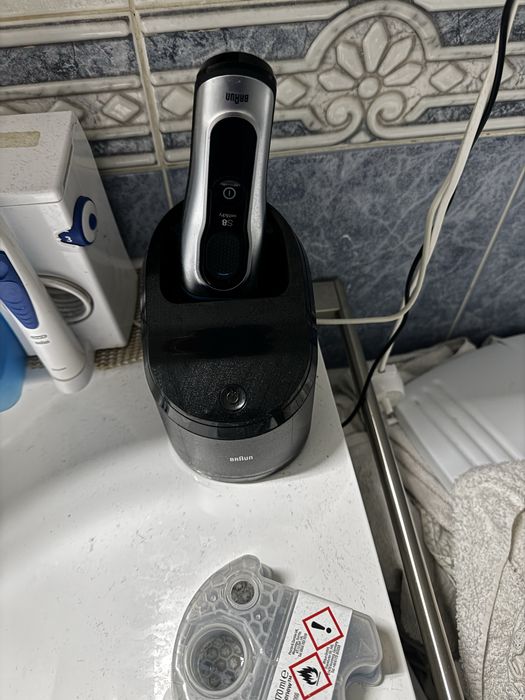 Máquina de Barbear Braun com Docking Station de carregamento e limpeza