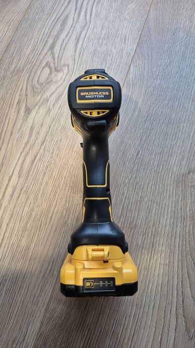 Шуруповерт Dewalt DCD791 в  комплекті з АКБ і зарядним