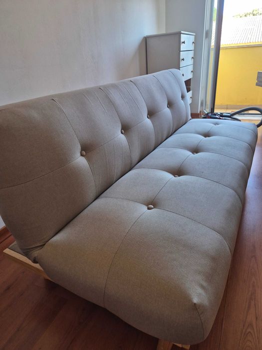 Sofá-cama em creme — elegante e prático
