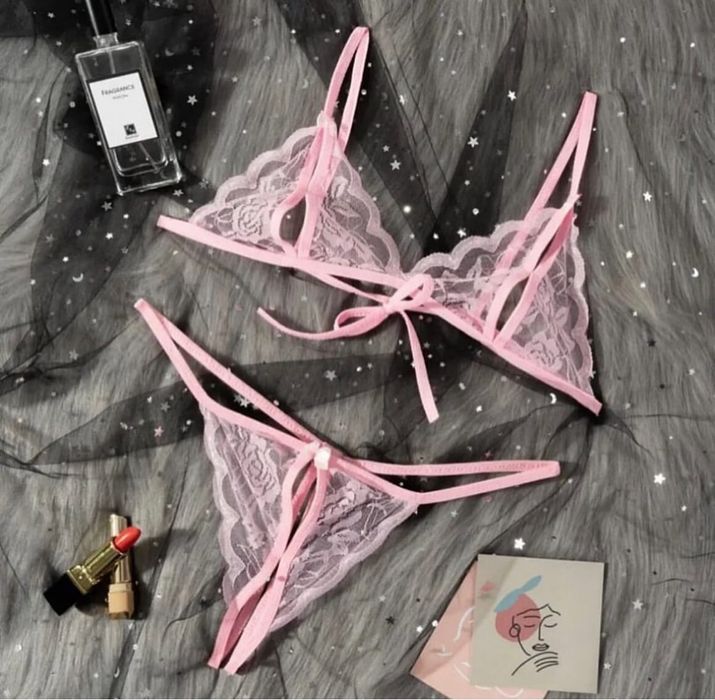 Комплект сексуальної мереживної  білизни з розрізами 
.
Без паралону