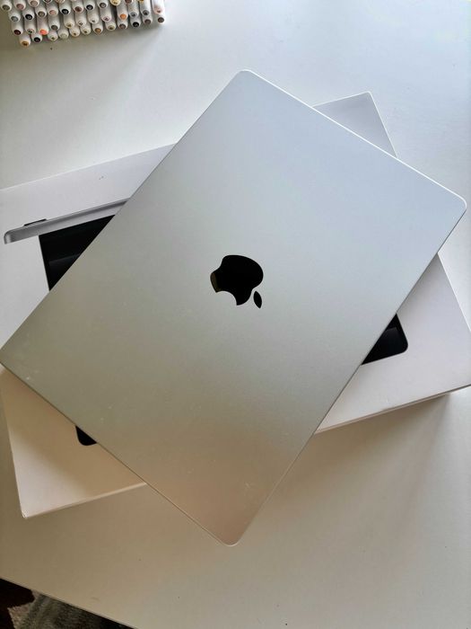 MacBook Pro 14" M3 Pro — 11 núcleos / 18 GB RAM - 512 GB