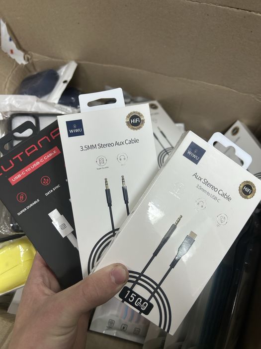 Продам все що в коробці,чохли на iPhone,AirPods,кабелі,перехідники