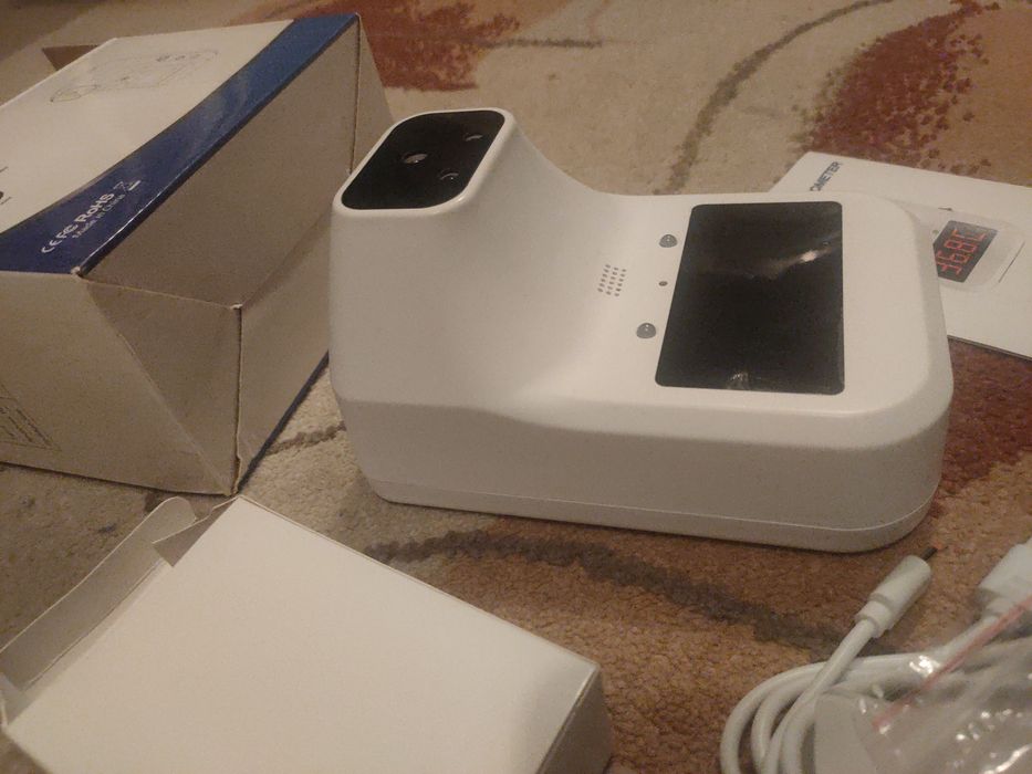 Termometr bezdotykowy do instalacji na ścianę