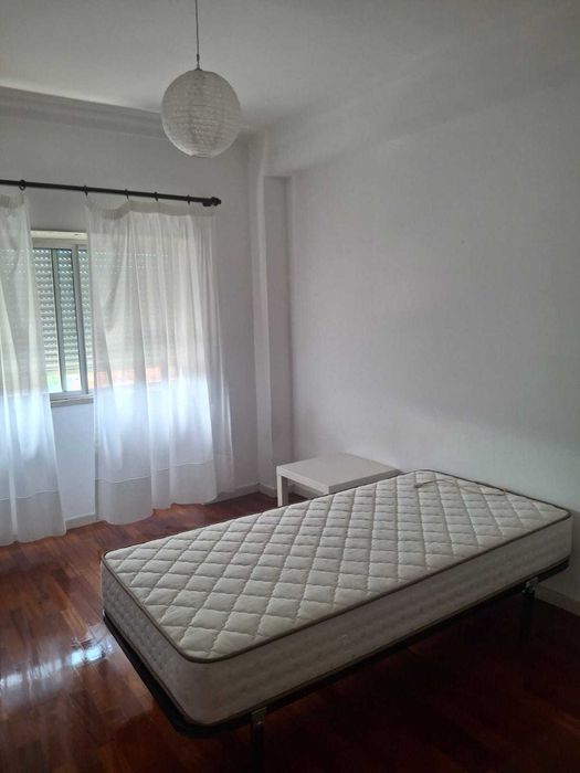 Arrenda-se Quarto com Wc / Suite  Coimbra