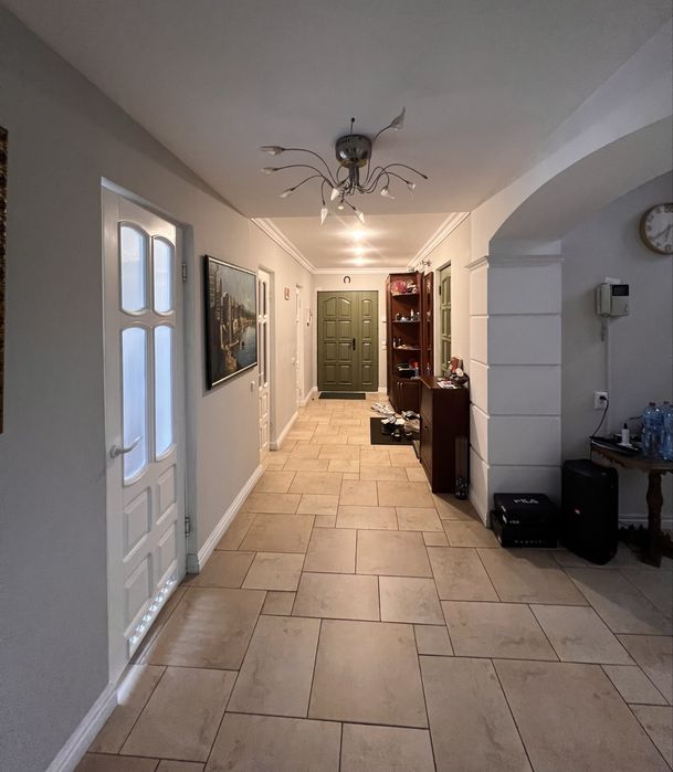 Укопмплектований будинок 260 кв.м з басейном