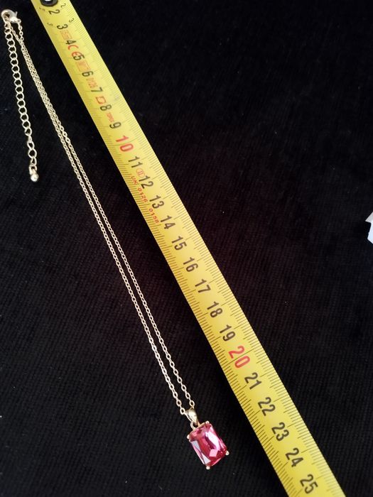 Naszyjnik w kolorze zlotym z różowym kamieniem w złotej ramce  AVON