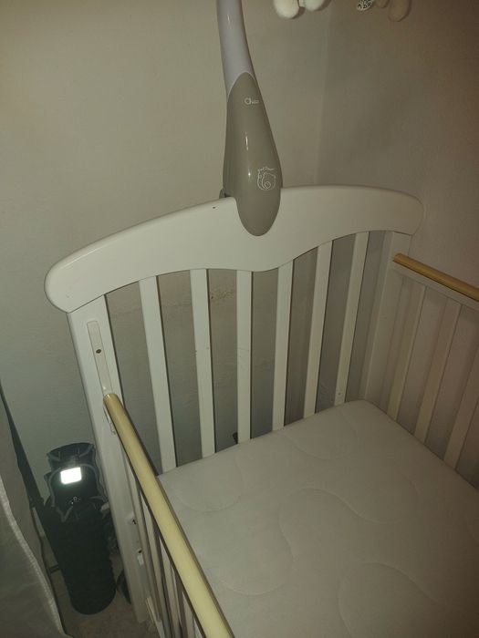 Cama de bebé + brinquedo musical Chicco