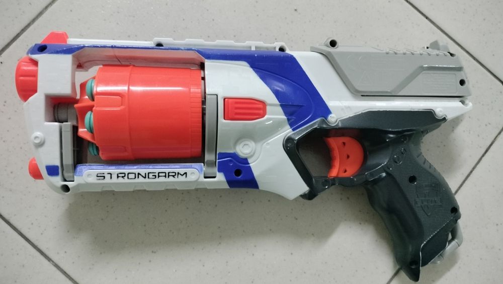 Nerf Strongarm com 18 balas