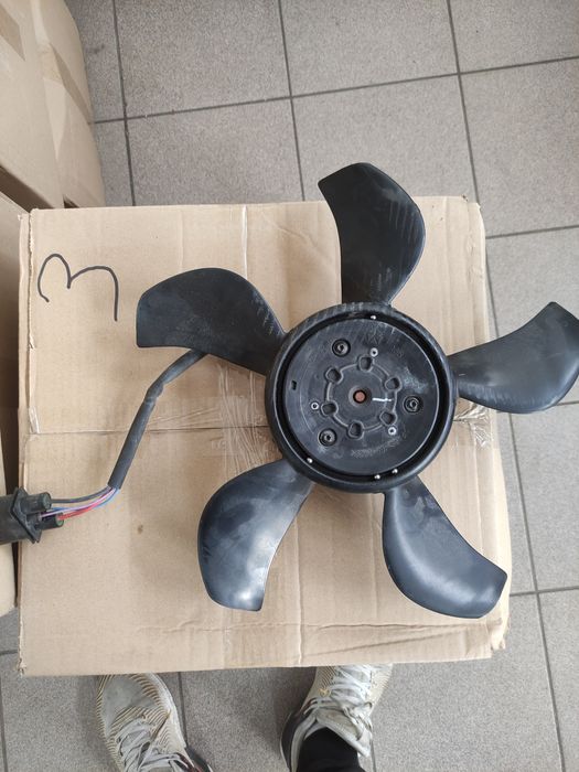 Вентилятор радіатора jeep Cherokee 19 року 2,4