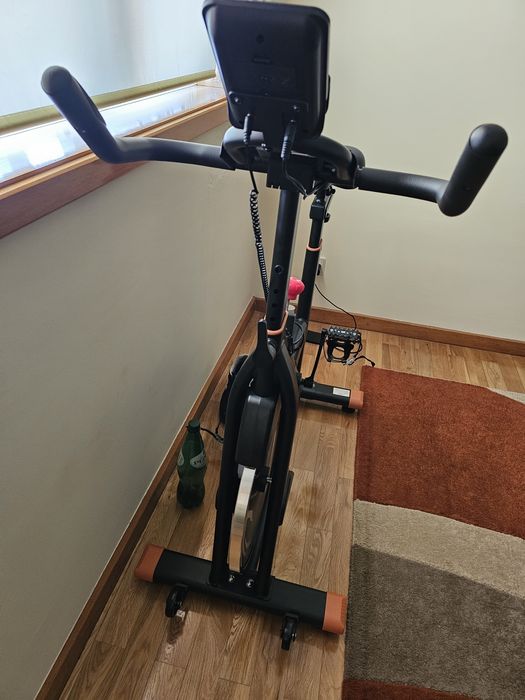 Bicicleta estática profissional com pulso e Bluetooth, ultra silenciosa e estável, suporte para tablet e porta-garrafas. Rigorosamente como nova.