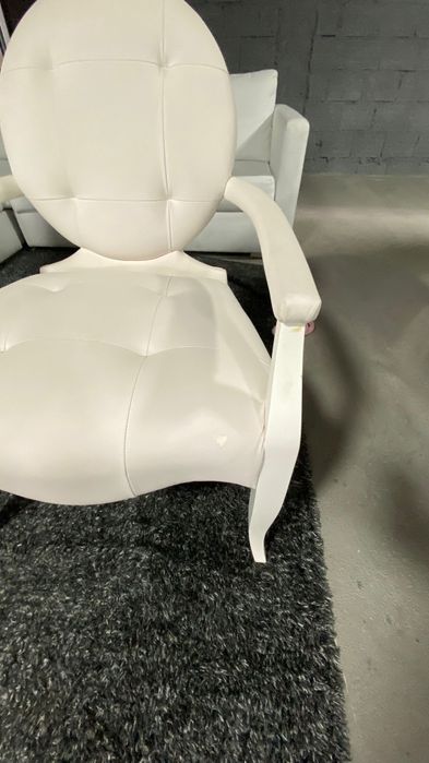 Mesa de jantar oval e 6 cadeiras