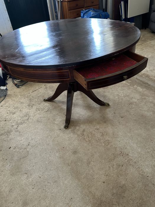 Mesa redonda de madeira