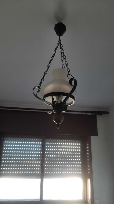 Candeeiros de teto e mesinha de cabeceira