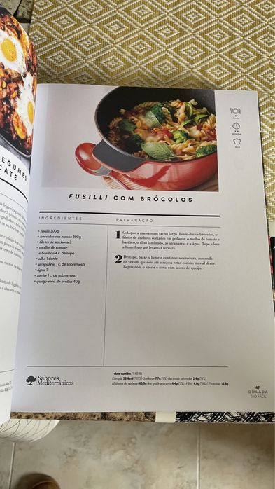 Livro de receitas à mesa com o pingo doce