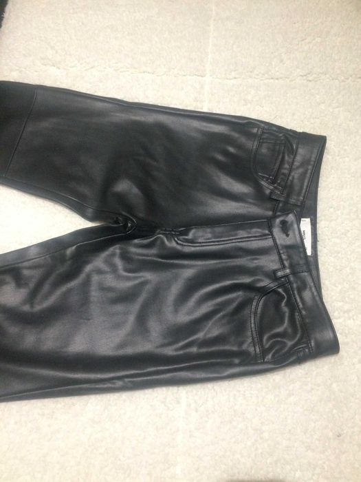 Calças imitação de pele pretas.