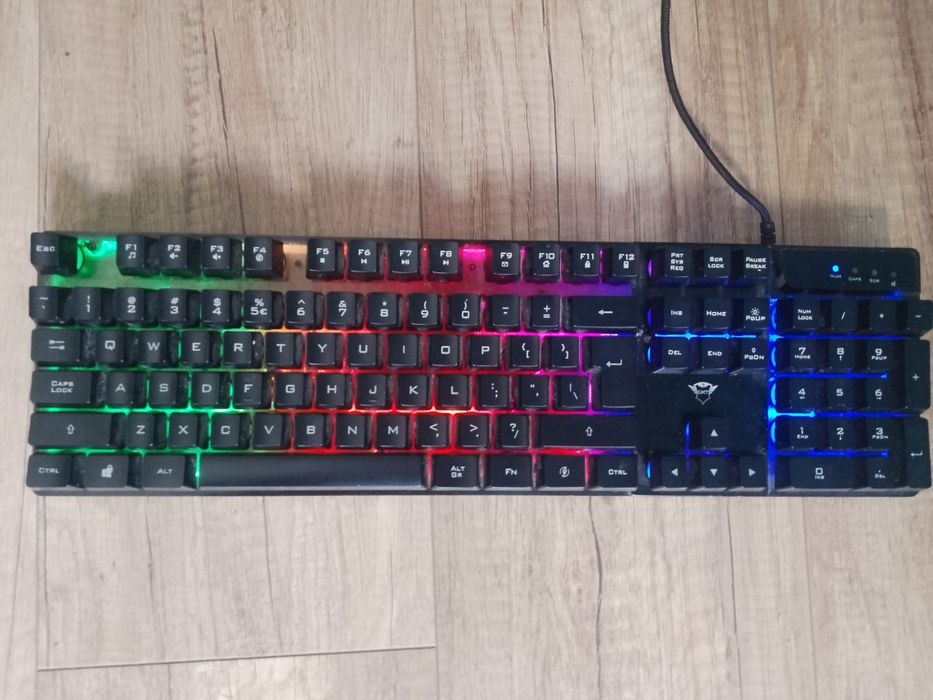 Klawiatura Trust GXT 835 Azor, wyposażona w ledy.