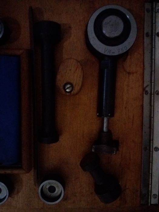 Apalpa folgas em caixa de madeira