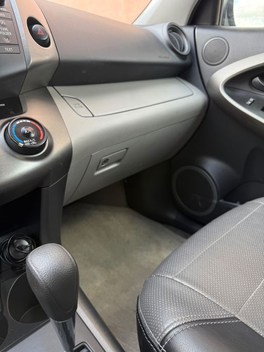 Продам сімейне авто Toyota Rav4 Long 2011