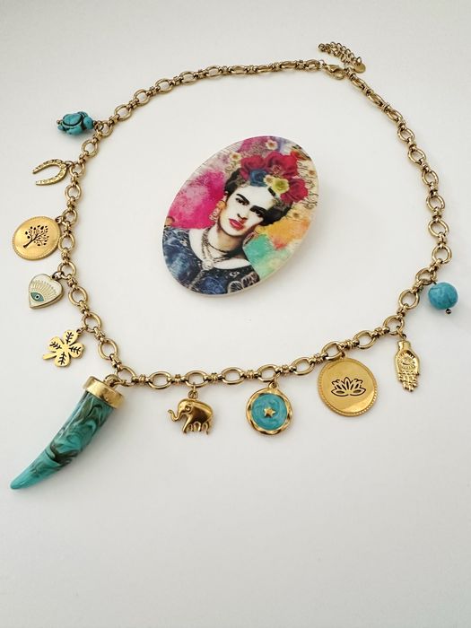 Colar amuletos, em aço