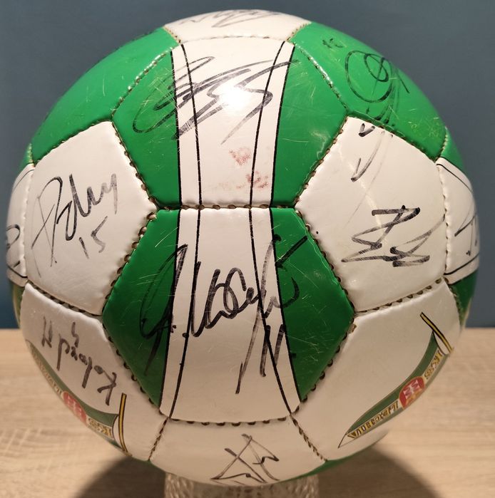 Piłka z podpisami drużyny Lechi Gdańsk