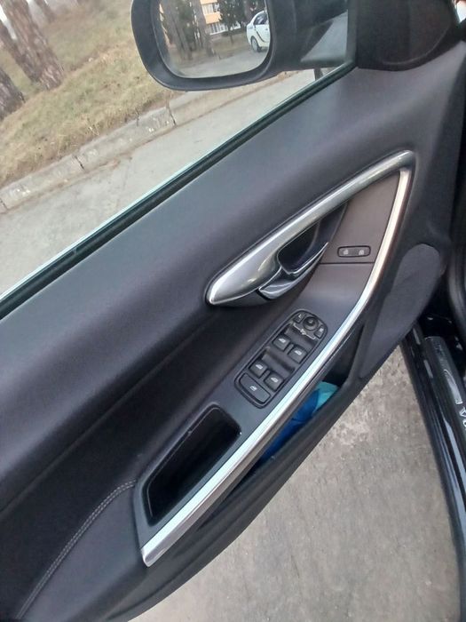 Автомобіль Volvo S60