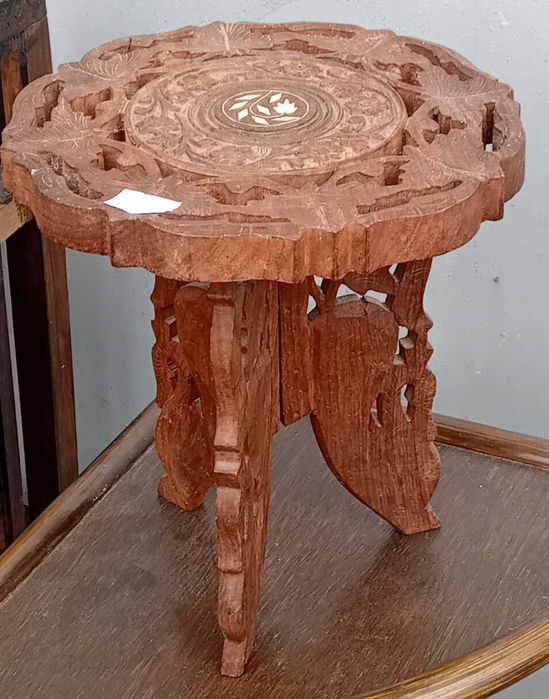 Drewniany stojak na kwiaty