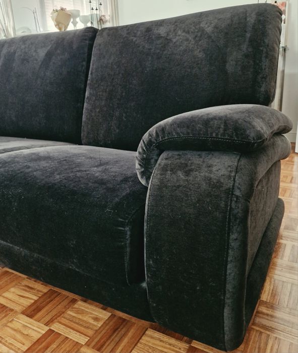 2 Sofás pretos pelo preço de 1