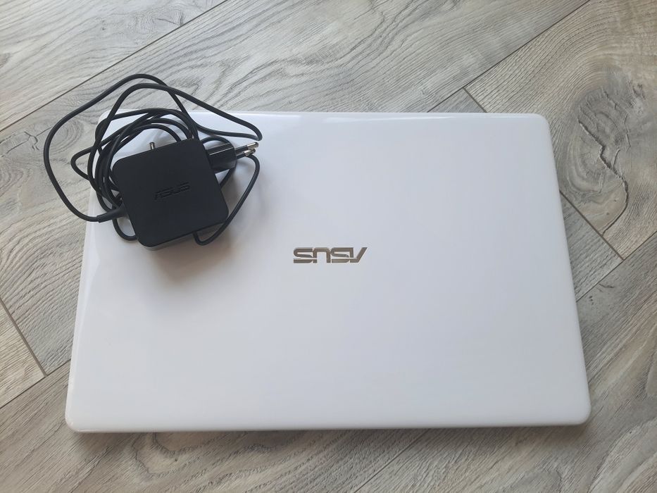 Biały laptop Asus, Intel Core i3, dysk SSD!