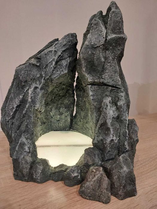 grota kapliczka dla Matki Boskiej , rzeźba  głaz