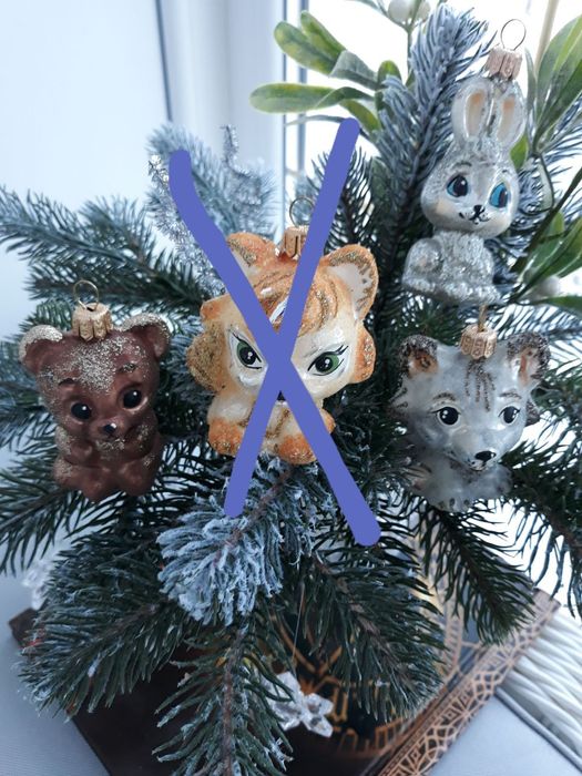 Ялинкові іграшки різні.