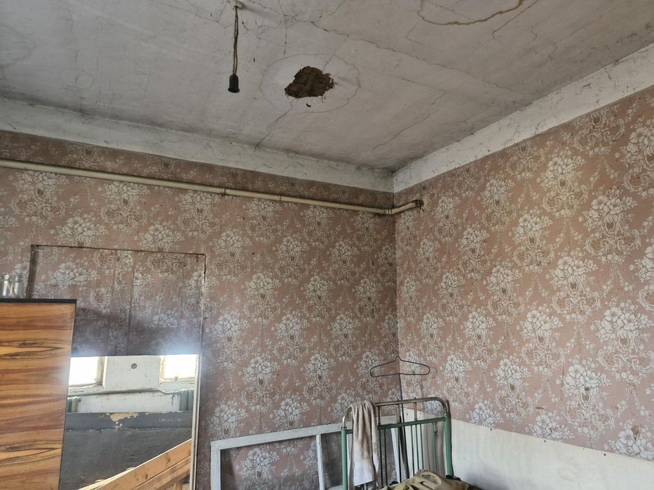 Продається 1/2 житлового будинку з ділянкою 10 соток та маленьким пруд