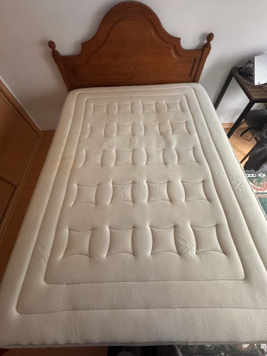 Mobilia de Quarto ( Cama ,Colchão ,estrado , cómoda , mesas cabeceira)