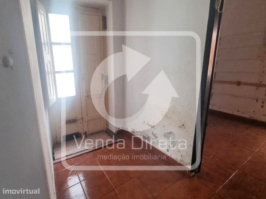 Prédio Urbano de Utilização Mista com Potencial Habitacional e Come...