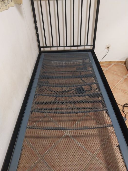 cama elétrica de Auping com estrutura metálica