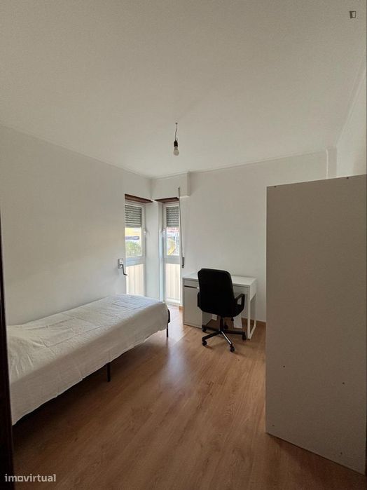 Quarto - localizado em Carcavelos Lisbon