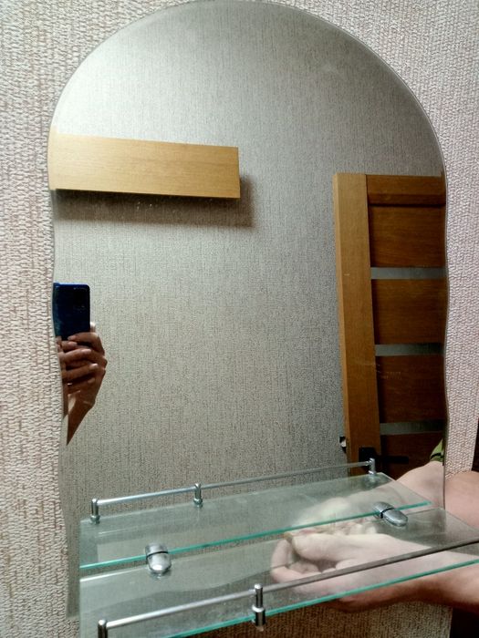 Тумба з раковиною, змішувачем та шлангами та дзеркало