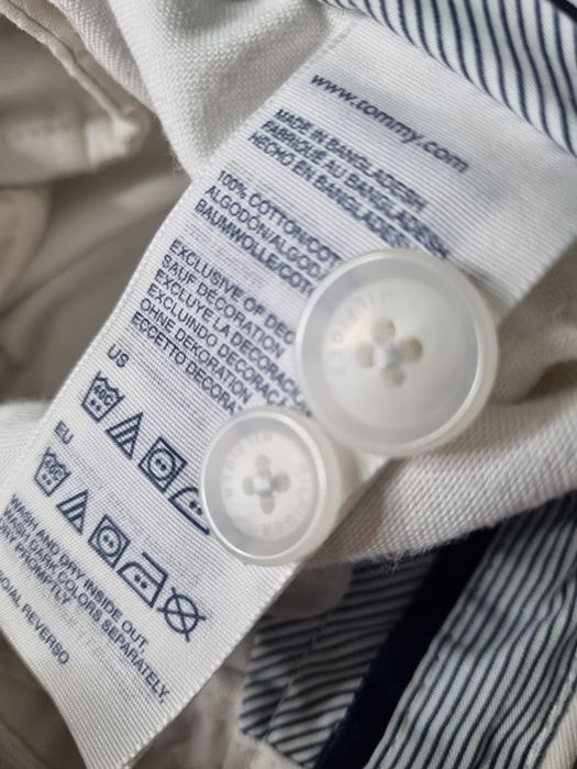 Biale spodnie męskie Tommy Hilfiger 
Rozmiar 34/32 L 
Stan bardzo dobry 
Szerokosc pas 46 cm
Dlugosc całkowita 103 cm
WU3