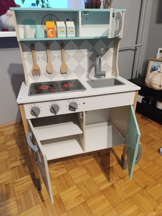 Kuchnia drewniana, akcesoria, ekspres, tort, koszyk , warzywa, owoce