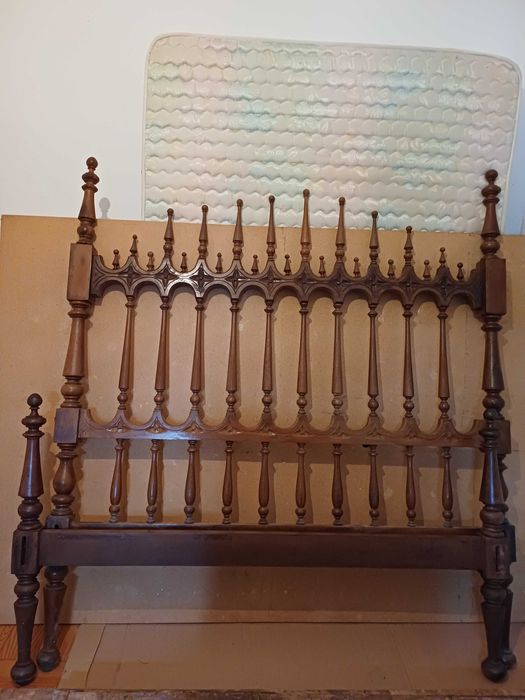 Cama com estrado e colchão E