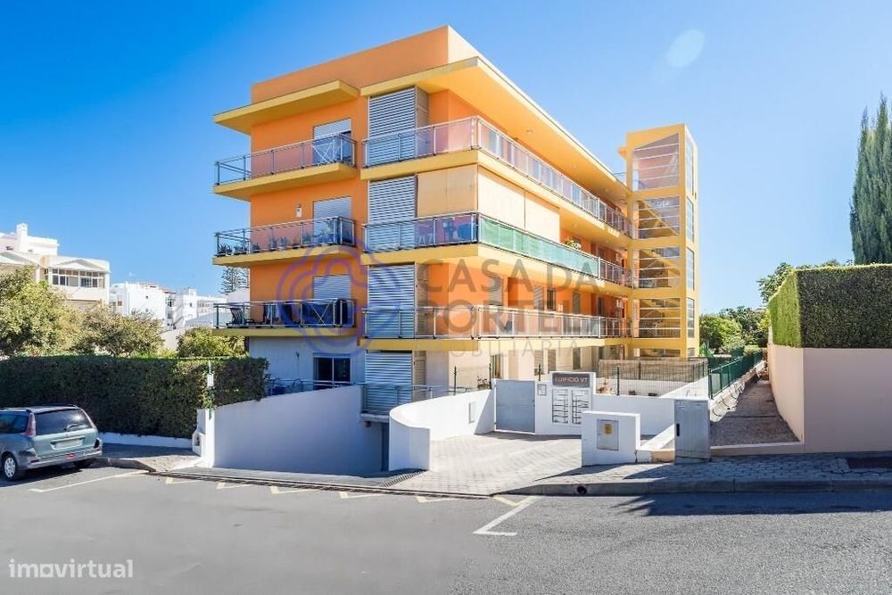 Apartamento T4 com 2 lugares de estacionamento, arrecadação e dois ter