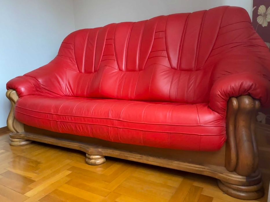 Czerwona, skórzana sofa na drewnianym stelażu, stan idealny.