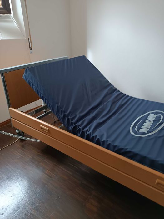 Cama articulada com comando