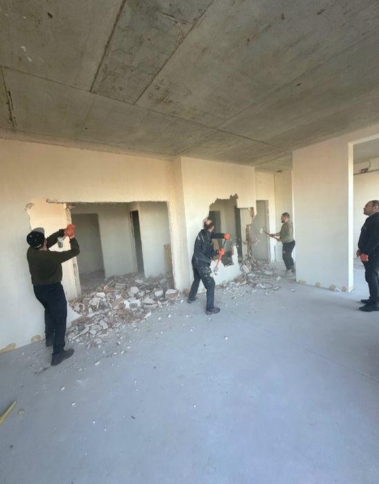 Демонтаж стяжки, штукатурки, стін.  Вивіз будівельного сміття
