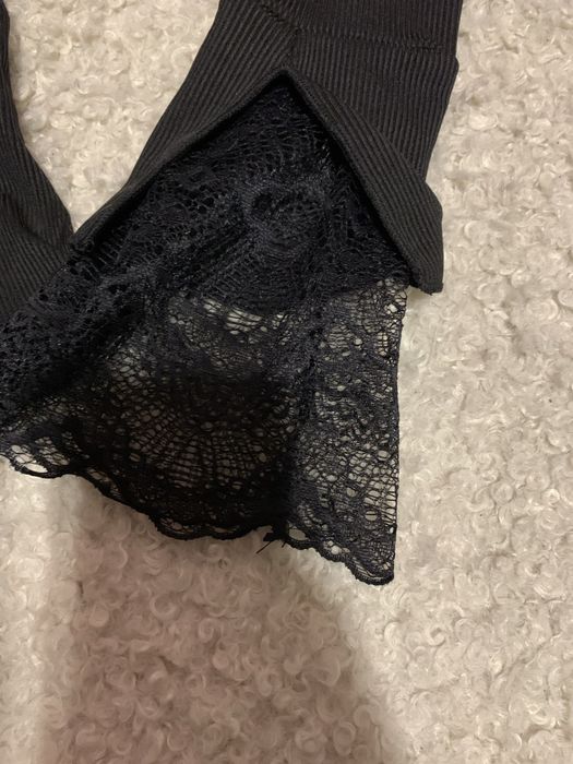 Кофтинка з мереживом на рукавах