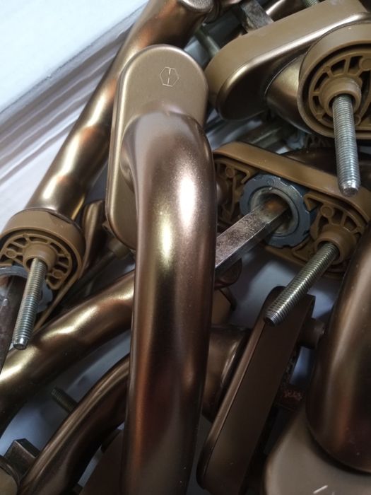 Klamki secustik do okien złote