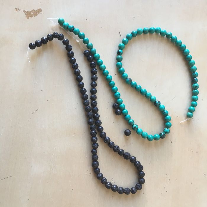 Contas pequenas de pedra